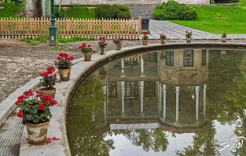 حوض روبهروی عمارت کوشک احمد شاهی با گلدانهای گل در کاخ نیاوران